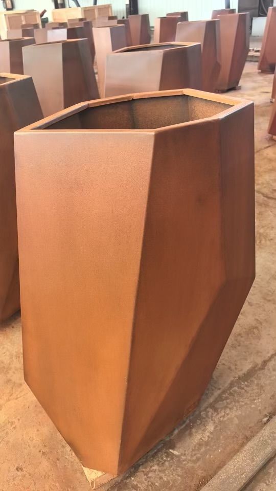 Ahşap vs Beton vs Corten Saksı: Karşılaştırmalı Ömür ve Maliyet Analizi